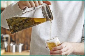 Πίνοντας τσάι από βότανα για τη στυτική δυσλειτουργία στους άνδρες